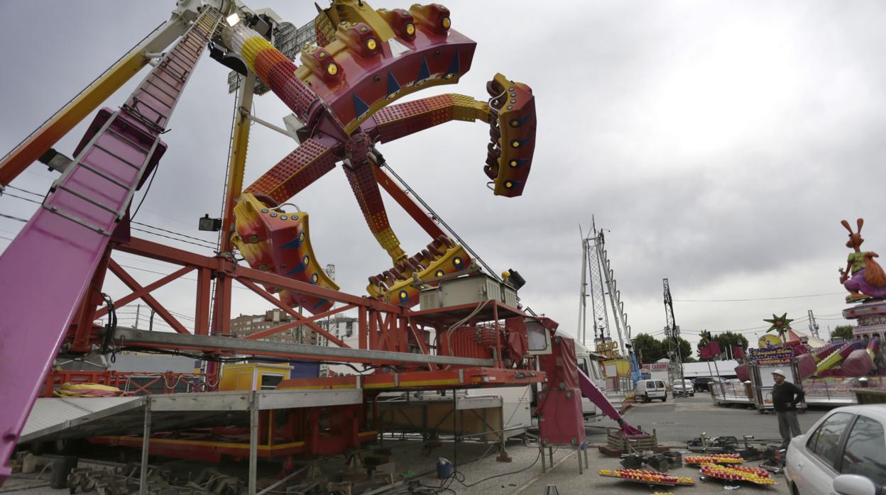 Montaje de las atracciones de la pasada Feria de 2019