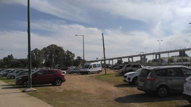 Quejas en Heliópolis por los coches que van a Lagoh y aparcan en zonas verdes