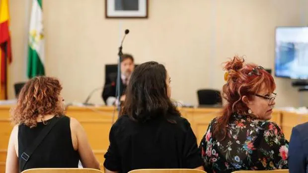 Absuelven a las tres mujeres acusadas por procesionar una vagina de plástico en unas andas en Sevilla
