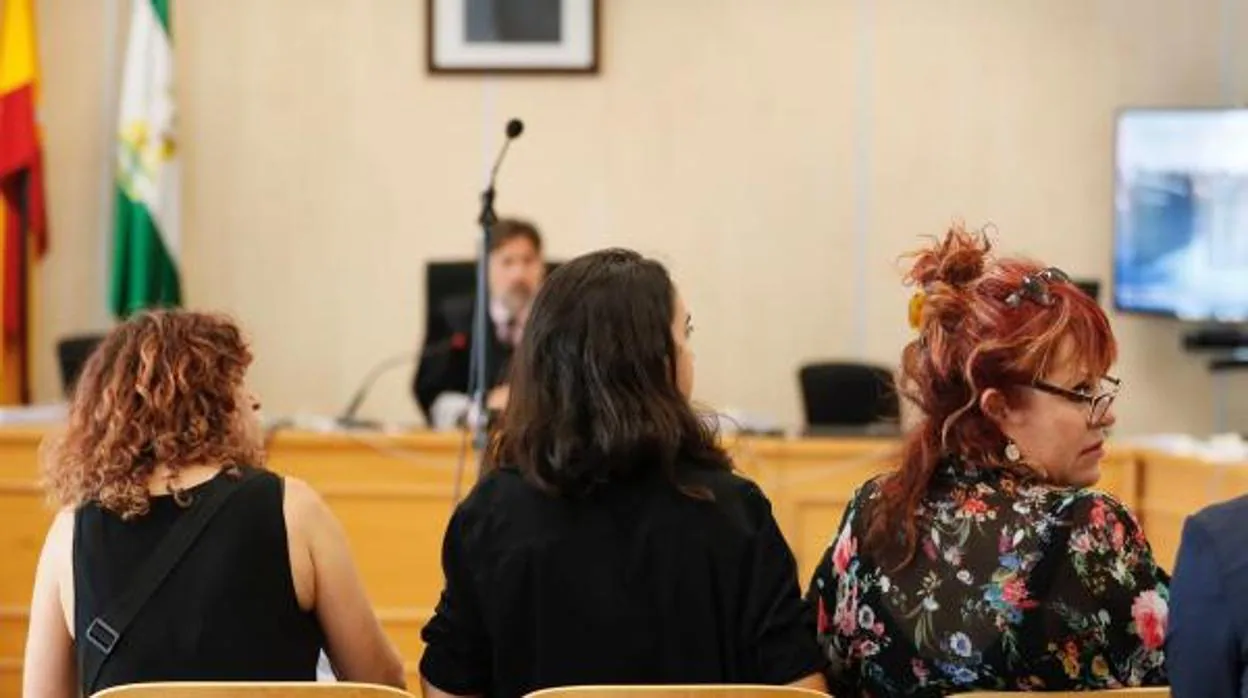 El juez David Candilejo, al fondo de la sala, frente a las tres mujeres en el banquillo de las acusadas