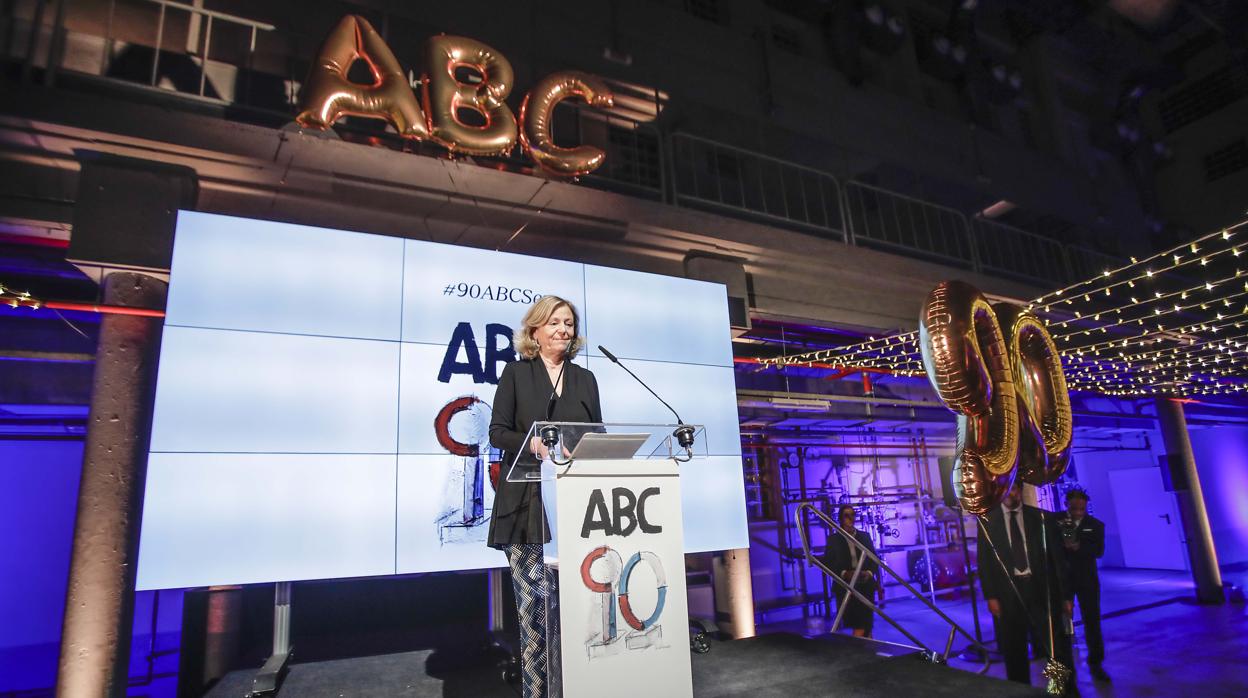 Catalina Luca de Tena, presidenta-editora de ABC dirigiéndose a los asistentes