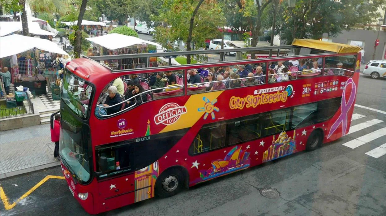 Un autobús de City Sightseeing a su paso por la céntrica Plaza del Duque de Sevilla