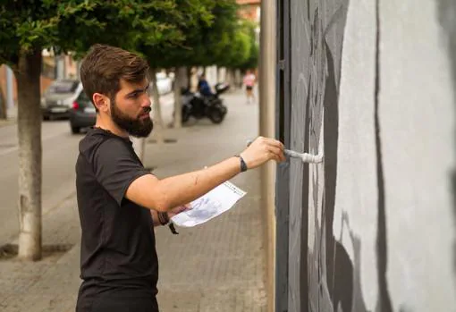 Alberto Montes en un mural urbano, actividad en la que destaca tanto como en la pintura