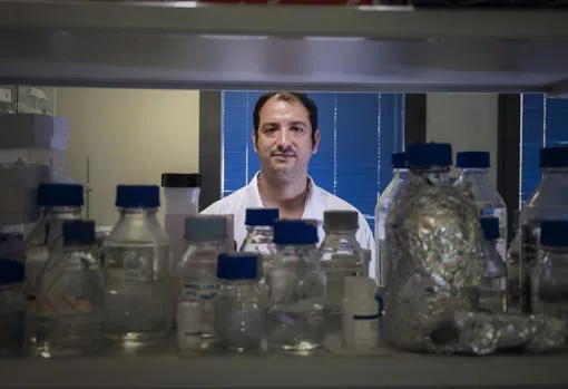 Alejandro Martín-Montalvo en uno de los laboratorios de Cabimer
