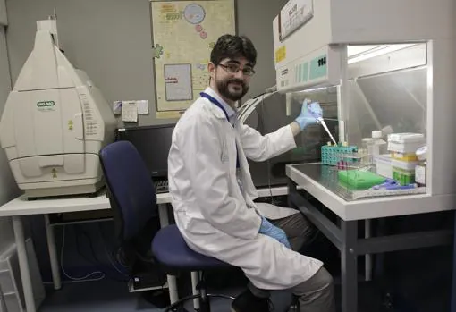 El investigador en un laboratorio del Instituto de Biomedicina de Sevilla