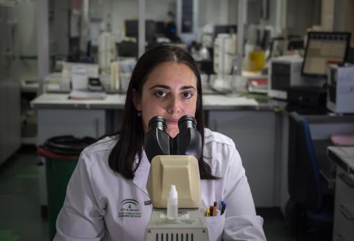 La doctora Mercedes Delgado en el laboratorio del Hospital Macarena