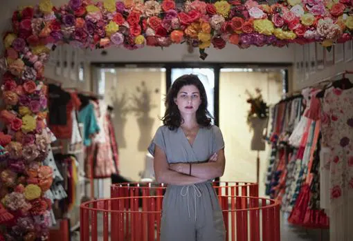 Rocío Peralta rodeada de mantocillos, una prenda clave para sus flamencas