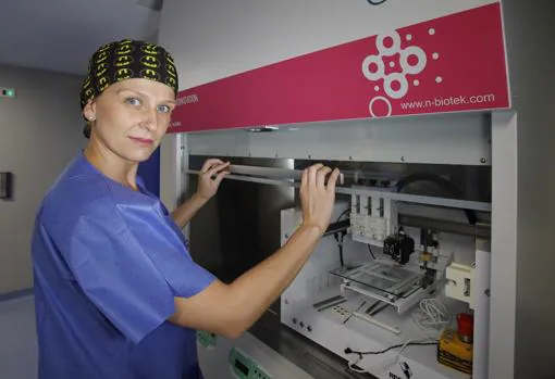 La doctora Durán junto a una de las bioimpresoras del Hospital Virgen del Rocío