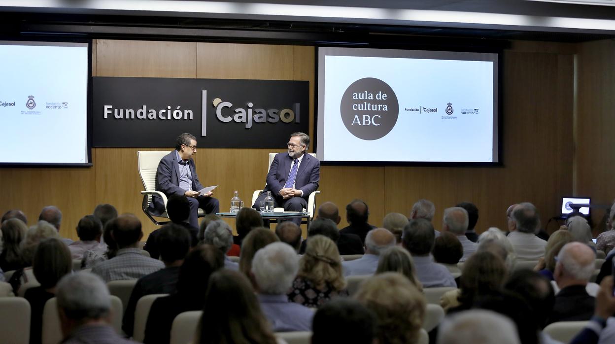 Francisco Robles y José Calvo Poyato, ayer en el Aula de Cultura ABC