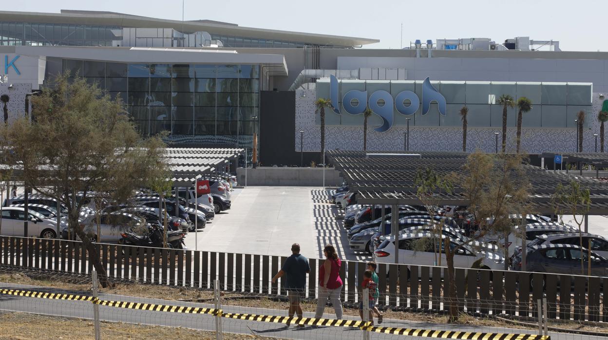 Aparcamientos en superficie del centro comercial Lagoh