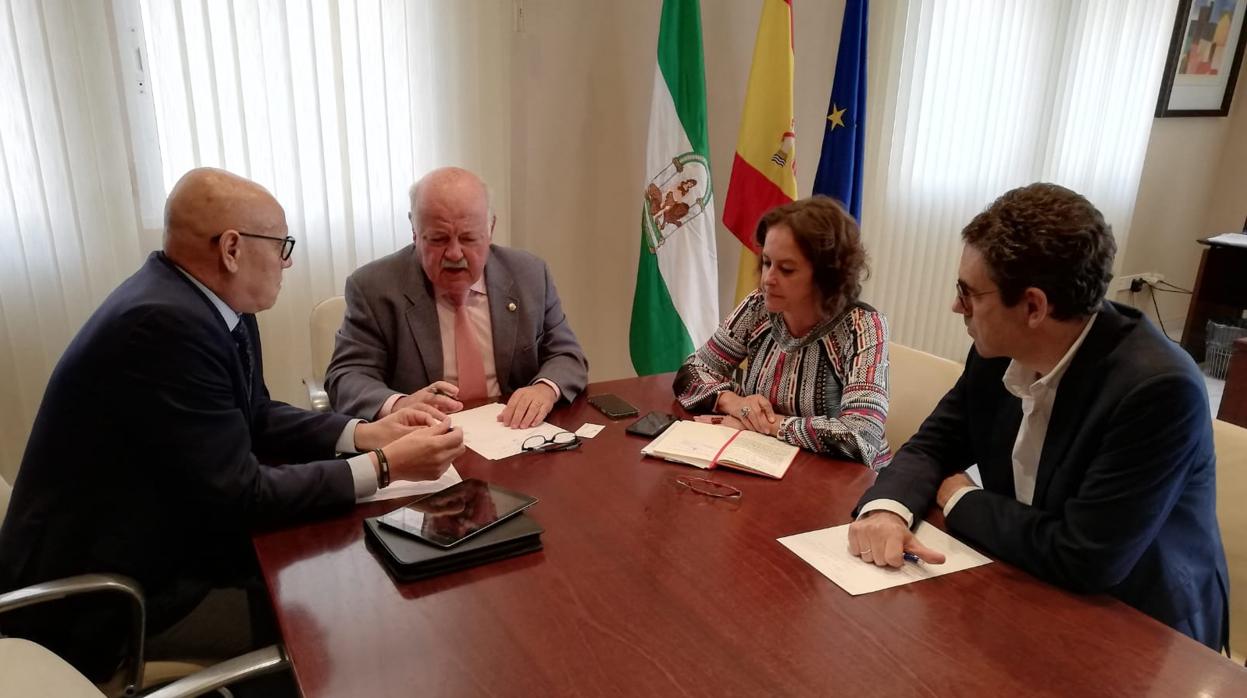 Reunión celebrada este jueves entre el consejero de Salud y Familias, Jesús Aguirre, y directivos del hospital