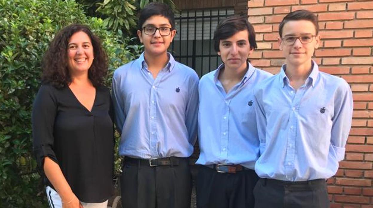 La profesora del Buen Pastor Carmen Coleto, con los subcampeones de España