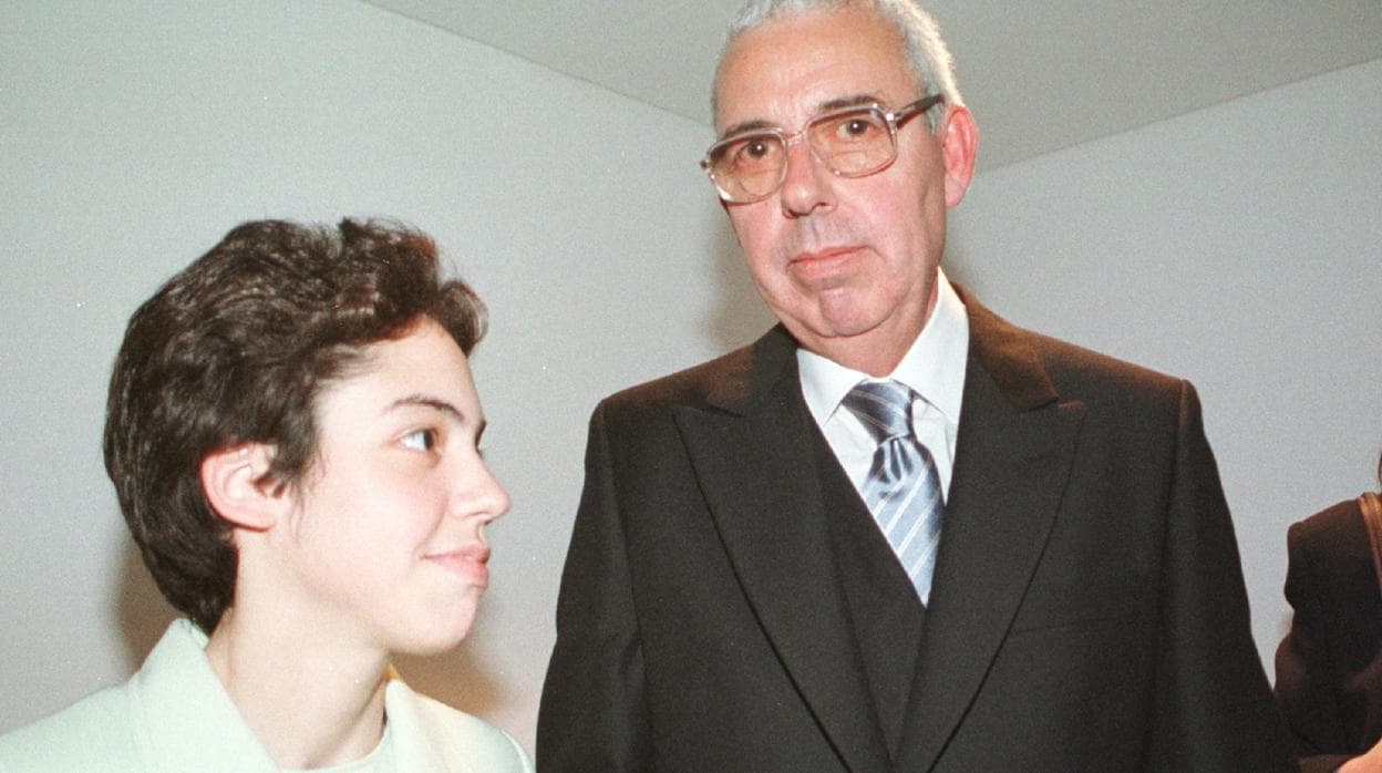 Joaquín Caro Romero junto a su hija durante el acto del pregón de la Semana Santa del año 2000