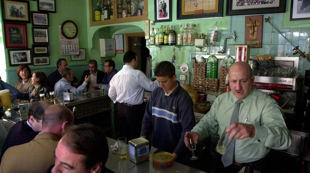 Ventura Pérez en una imagen de archivo en el bar que regentaba en el Arenal