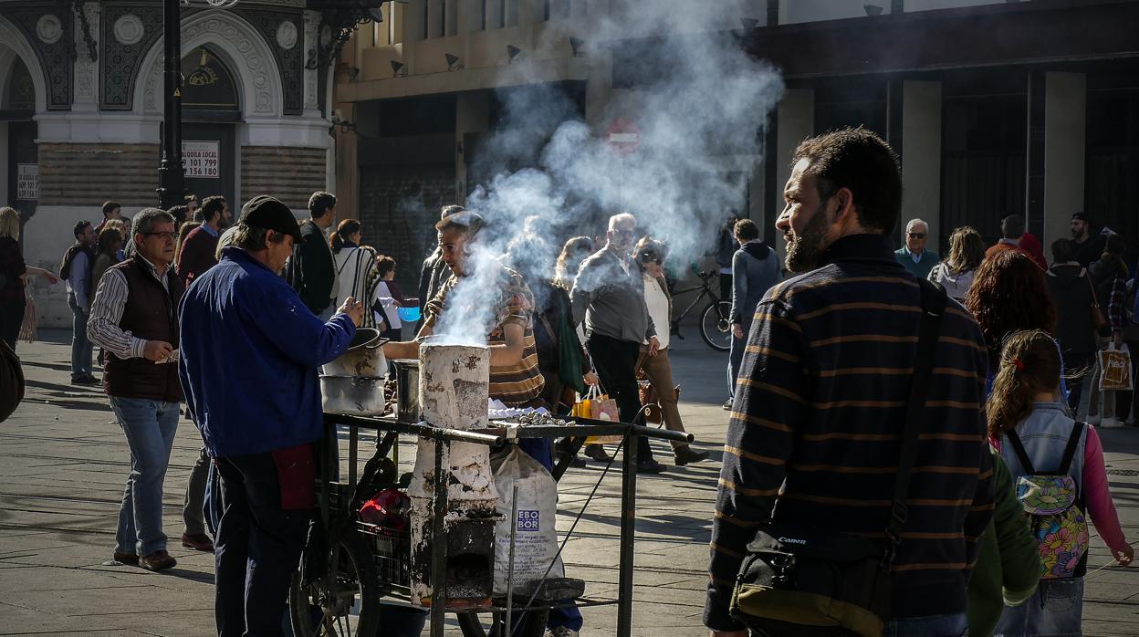 Un vendedor de castañas, en el Centro de Sevilla