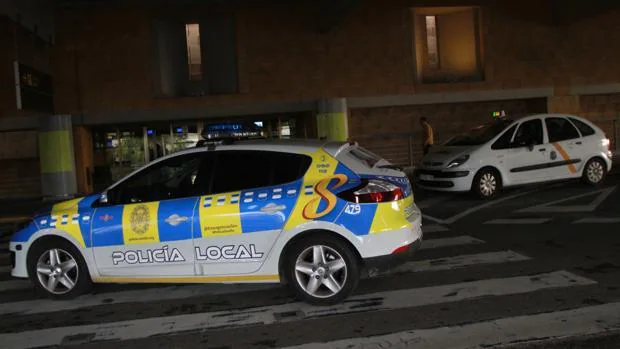 Despliegan un dispositivo para evitar paradas de taxis privados cerca del aeropuerto de Sevilla
