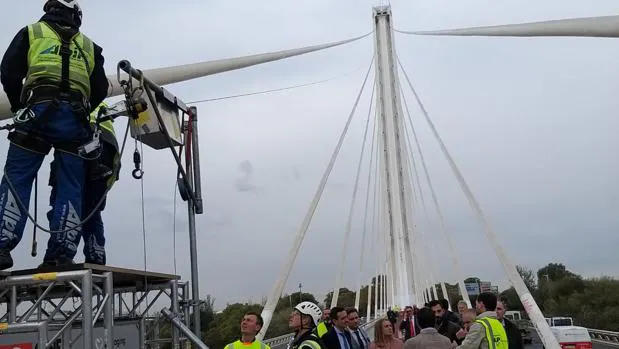 El puente del Alamillo se somete a su primera revisión integral en 27 años desde su inauguración