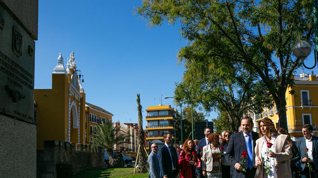 José Luis Ábalos y Susana Díaz junto a la basílica de la Macarena