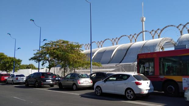 Atasco en Sevilla: kilométricas retenciones de tráfico en la Isla de la Cartuja durante la mañana del sábado