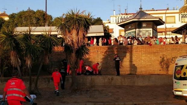 Hospitalizados dos hombres tras caer de un muro del Paseo Colón a la altura del Puente de Triana