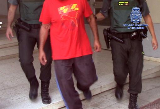 Uno de los detenidos durante la operación