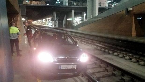 Un conductor despistado circula por la vía del tren hasta llegar a la estación de Santa Justa