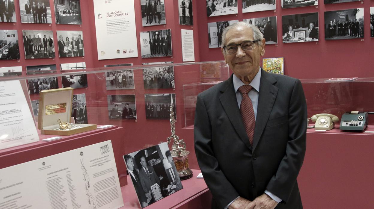 José Luis Baena en la sede colegial. En la vitrina, a la izquierda en una caja, la medalla de oro del colegio