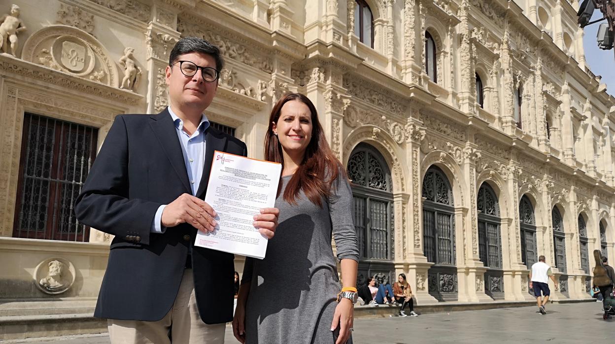 Álvaro Pimentel y Amelia Velázquez presentando las nuevas enmiendas