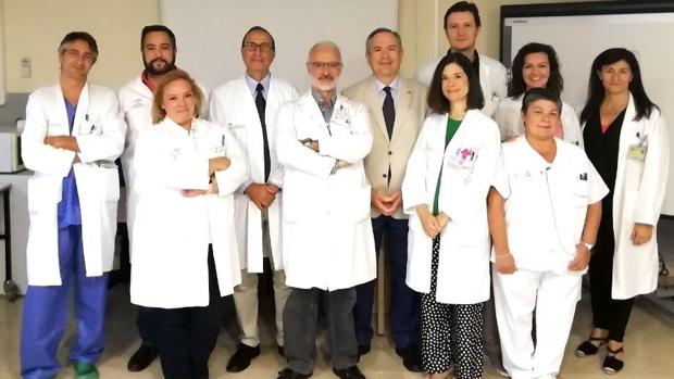 Cirujanos del Virgen Macarena abordan el cáncer rectal con una técnica pionera