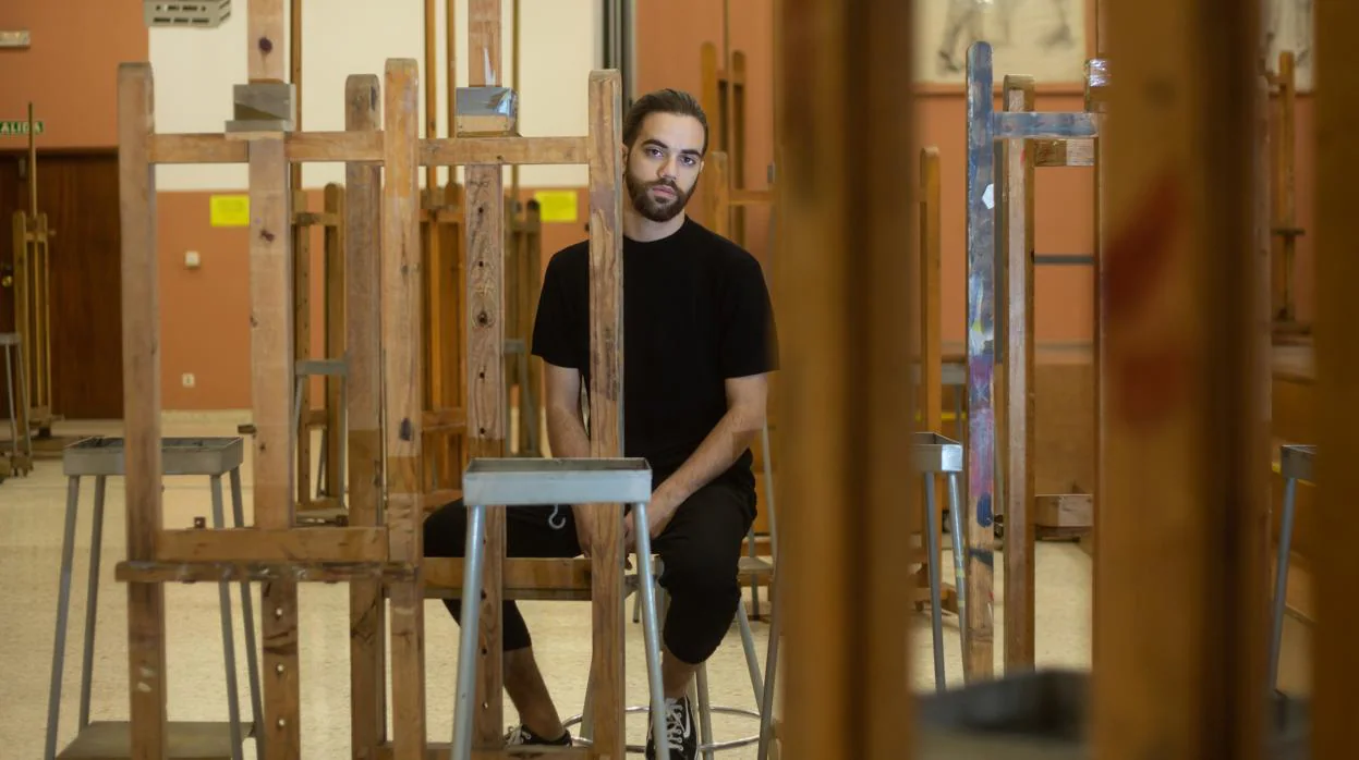 El artista Salvador Jiménez entre caballetes en la Universidad de Sevilla