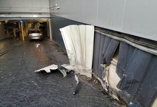 El conductor perdió el control y chocó con una pared del acceso al aparcamiento