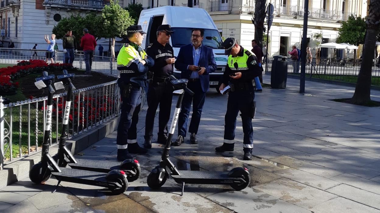 Arriba, Rafael Pérez con los policías en la Puerta de Jerez esta mañana