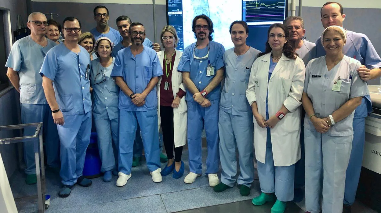Cirujanos y miembros del equipo de Cardiología del Hospital de Valme