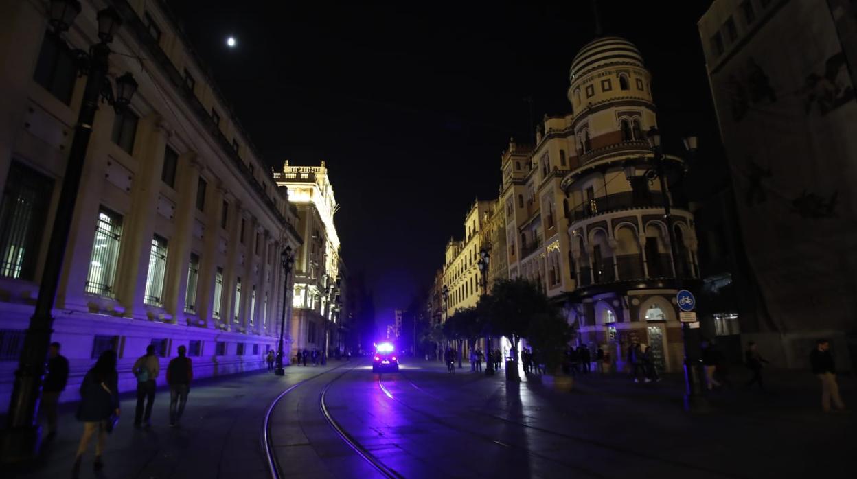 La Avenida de la Constitución, prácticamente a oscuras