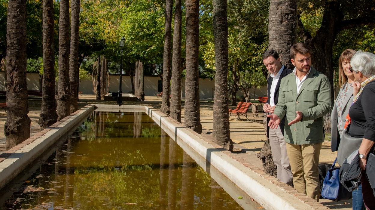 Beltrán Pérez, en el centro, con ediles del Partido Popular este miércoles en el parque