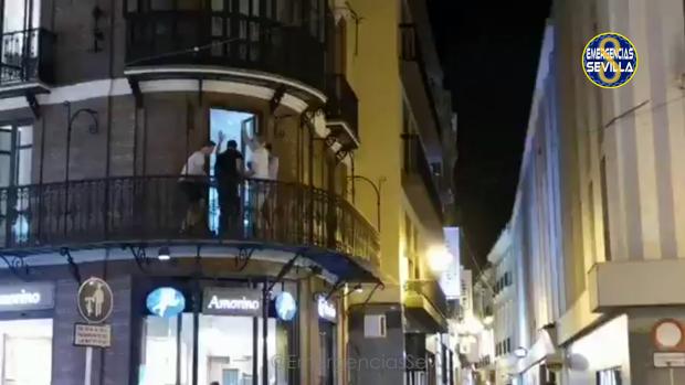 Denuncian a los dueños de un piso turístico en Sevilla por una fiesta en la terraza difundida en las redes