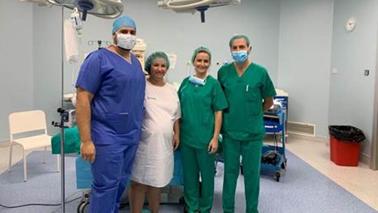 José Manuel y Rocío, los padres de Nuria, con Rocío Jiménez y Manuel Santos, en Viamed Santa Ángela de la Cruz