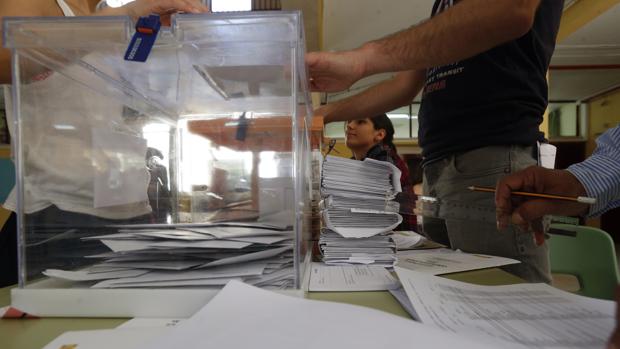 Un millón y medio de electores están llamados hoy a las urnas en Sevilla