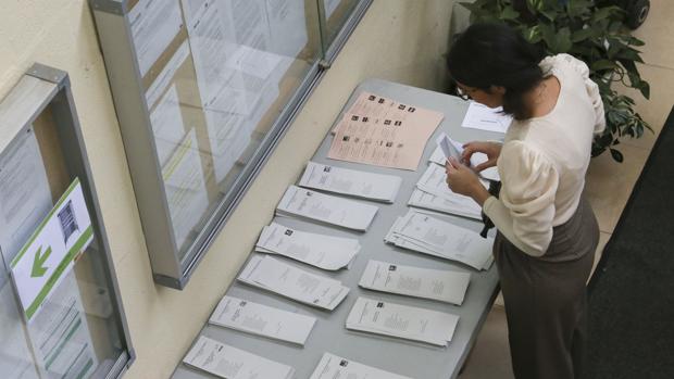 Elecciones Generales en directo | Una fallecida en un colegio electoral y tres mesas que aplazan su cierre, entre las incidencias en Andalucía