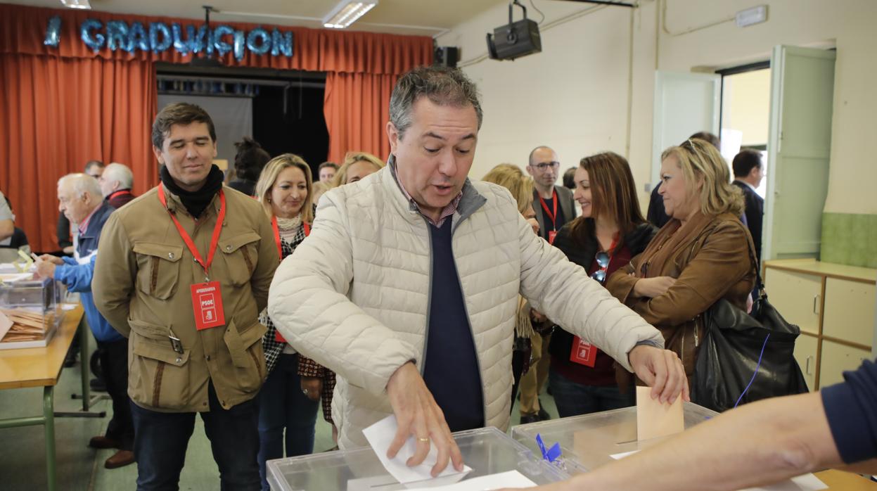 El alcalde de Sevilla, Juan Espadas, en el colegio electoral