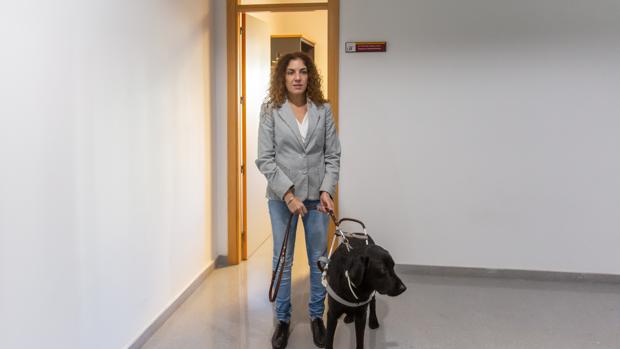 La única profesora ciega de la Hispalense: «No se estudia con los ojos, sino con la cabeza»