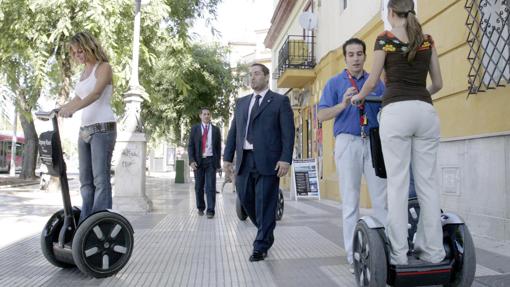 Los segways en una calle de Sevilla