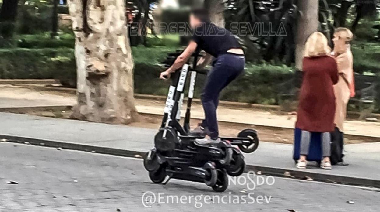 El trabajador, en plena maniobra