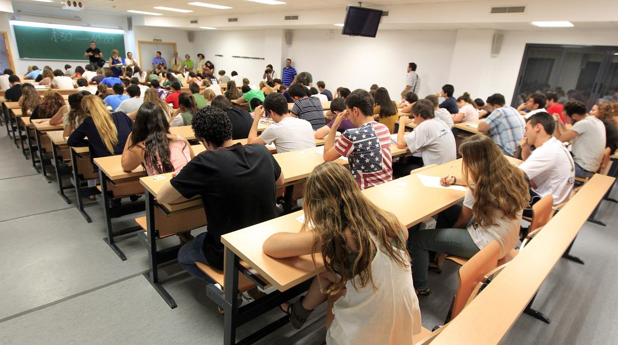 Estudiantes en un examen de Selectiviad