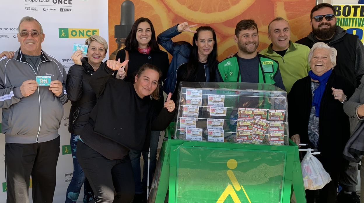 Francisco Ramos junto a varios premiados en el sorteo