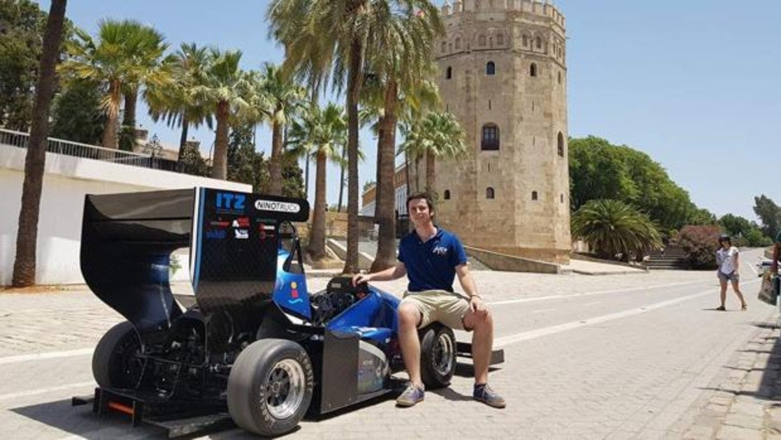 El ingeniero Fernando Osuna con el bólido ARUS junto a la Torre del Oro