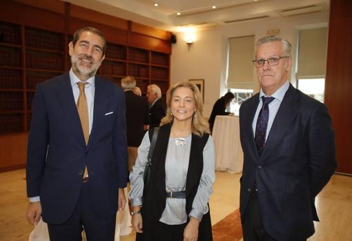 José Sainz de Rozas, María Carrasco Vergara y Juan Carlos Gil de Biedma