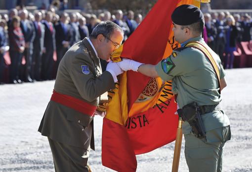 El teniente general Gómez de Salazar besa la bandera como símbolo de su despedida