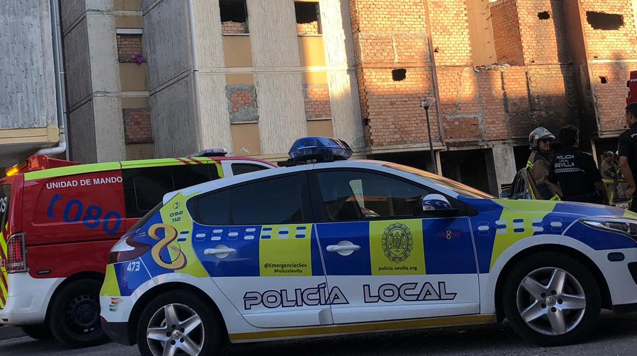 Bomberos y Policía ante el edificio del número 3 de la calle Viridiana