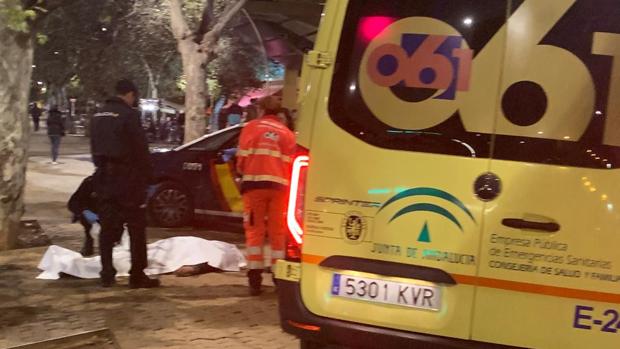 Hallan muerto a un hombre en plena Alameda de Hércules en Sevilla